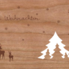 Holzkarte mit Tannenwald und Rehen