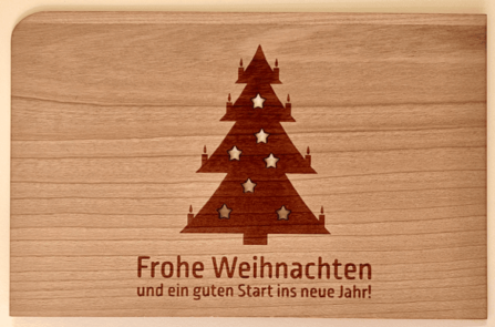 Weihnachtskarte aus Holz mit Christbaum und ausgestanzten Sternen