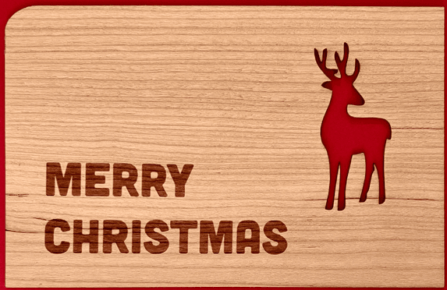 Holz-Weihnachtskarte mit Merry Christmas und Hirsch