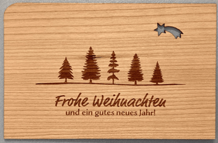 Weihnachtskarte aus Holz mit Tannenwald und herausgelasertem Stern